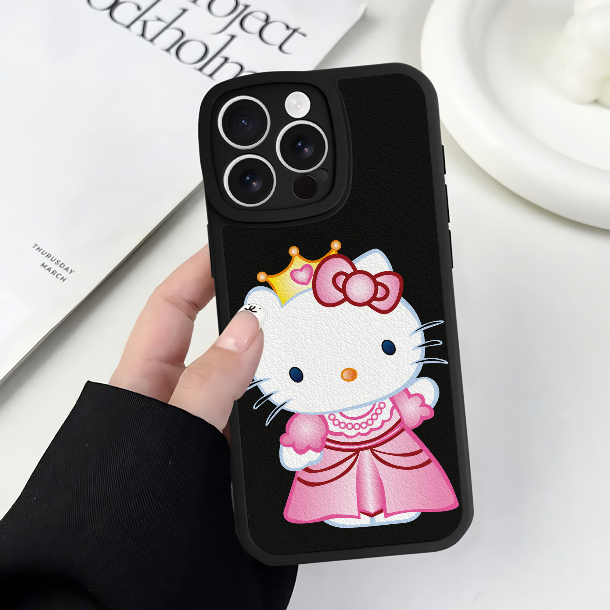 （画像用） Hello Kitty ハローキティ 【iPhone 16シリーズ対応】シリコンスマホケース（レザー調） 材質：シリコン